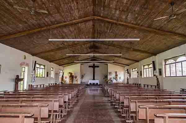 127 - Chile - isla de Rapa Nui o Pascua - Hanga Roa - iglesia de la Santa Cruz - interior